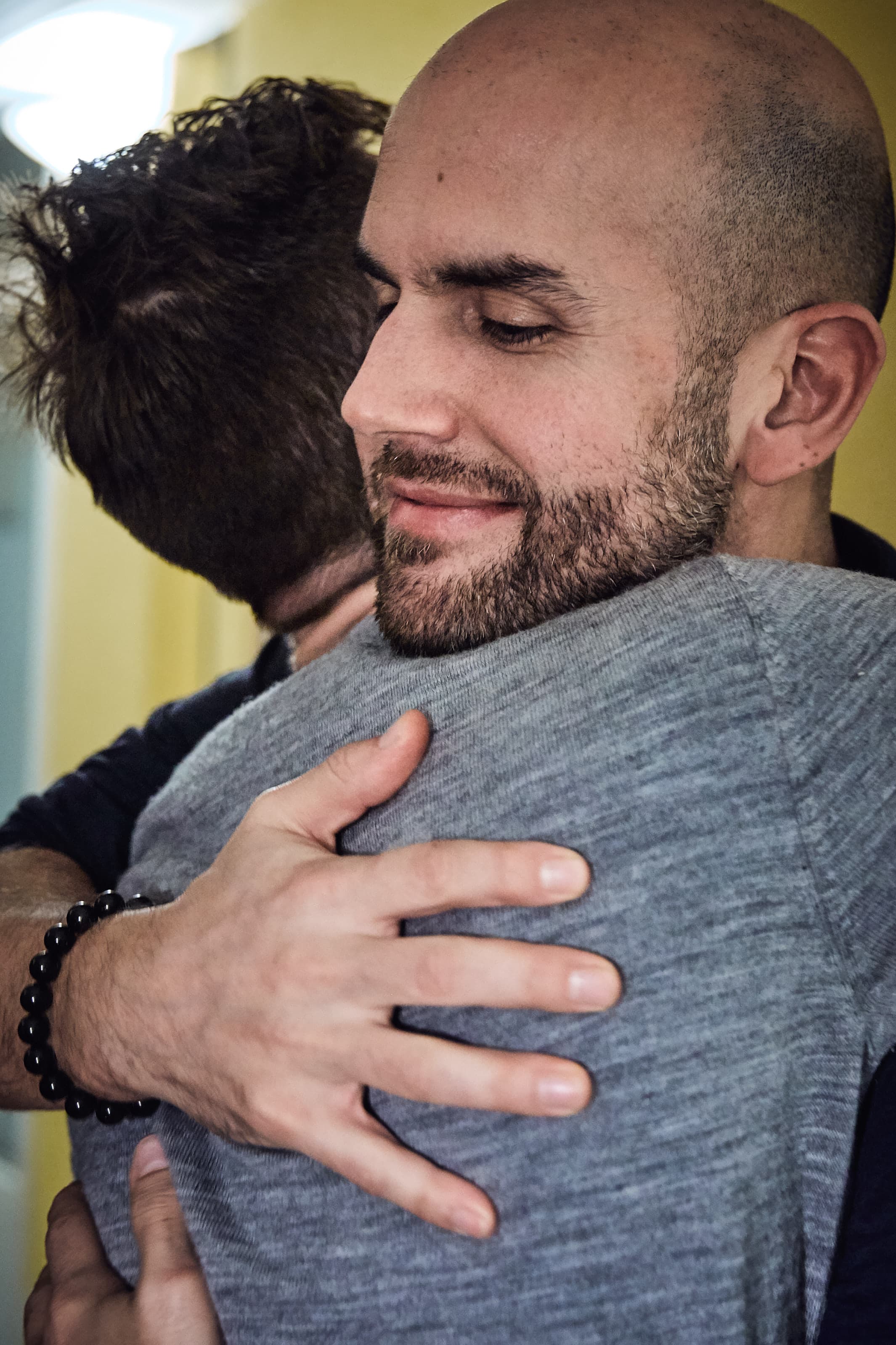 Alp holding a client in a 1:1 coaching session
